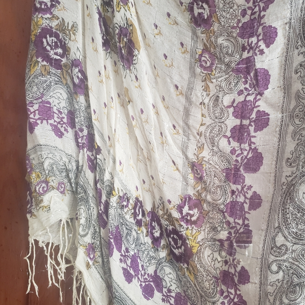 Beautiful scarf - Picture 2 of 2